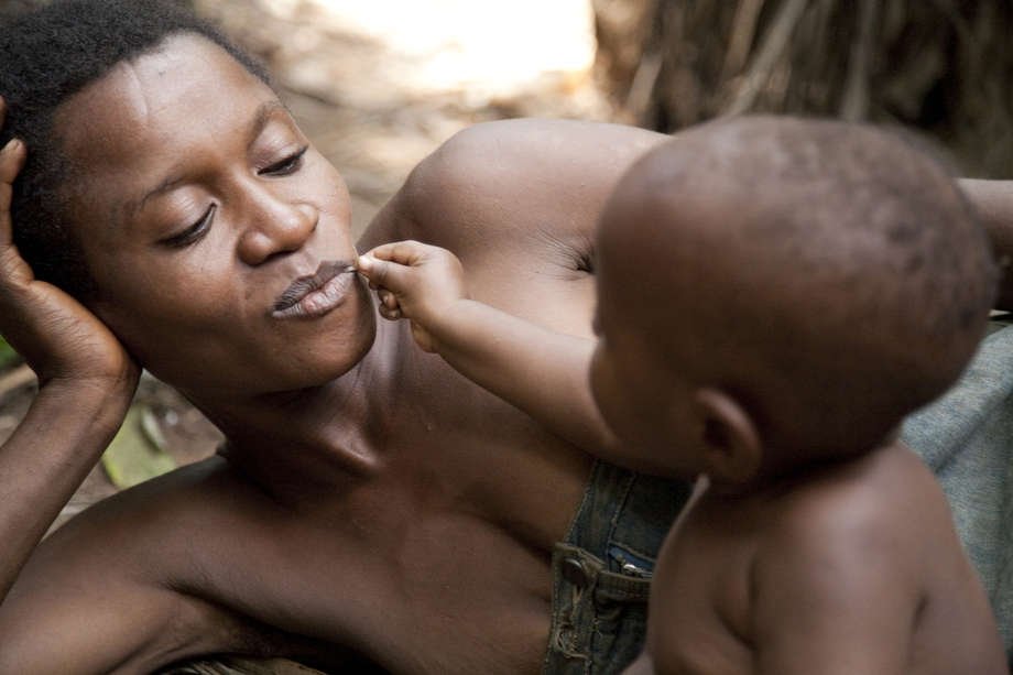 Madre y Niño Pigmeo en los Valles Fluviales de la Cuenca del Congo