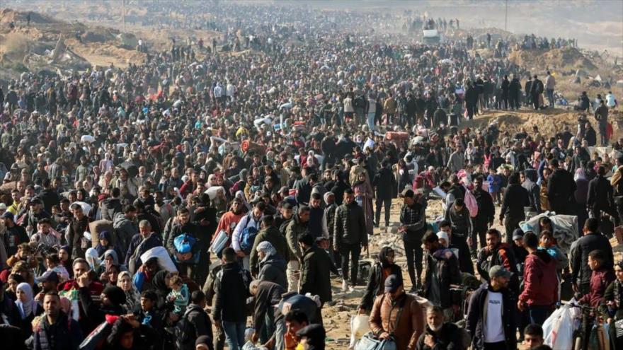 Una multitud de palestinos desplazados llegó al norte de Gaza, devastada por la guerra, 27 de enero de 2025