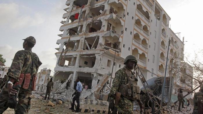 Ataque guerrillero con coche bomba contra hotel frente al palacio presidencial de Somalia