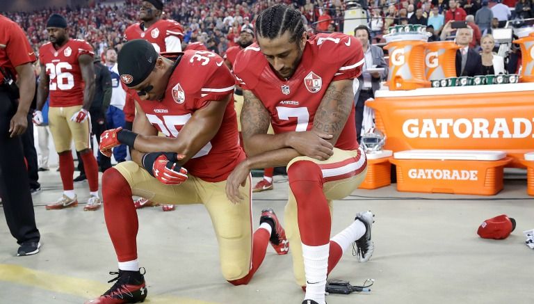 Colin Kaepernick quaterback de los San Francisco 49ers empezó su protesta durante la pretemporada de fútbol americano
