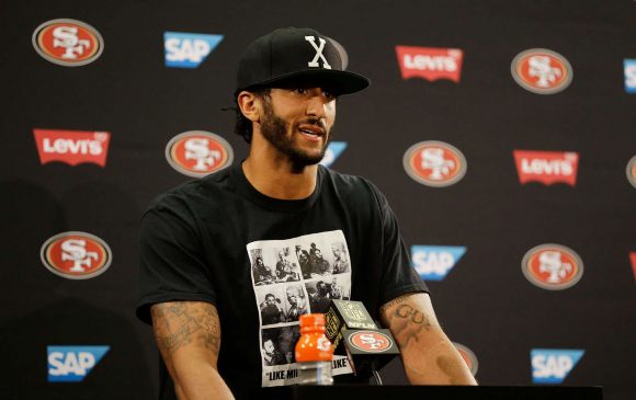 Kaepernick también fue criticado en Miami por acudir a una conferencia de prensa con una franela con fotos de Fidel Castro y Malcom X