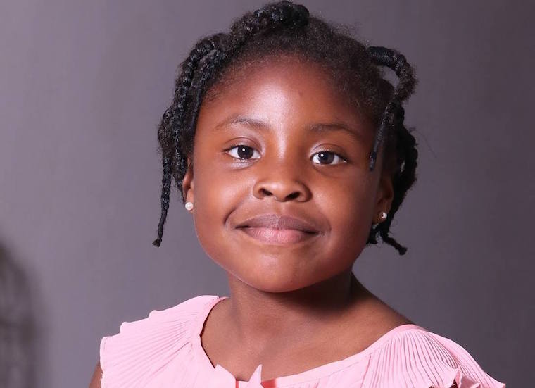 La niña sudafricana Michelle Nkamankeng autora del libro Esperando las olas