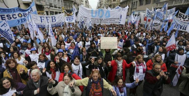 Un 55% de los argentinos apoya la convocatoria a un paro general 