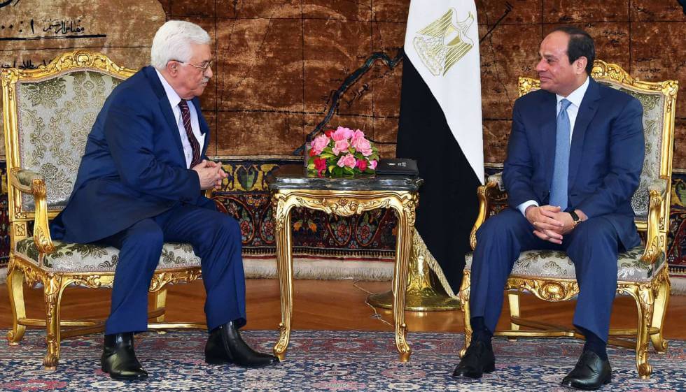 El presidente de la Autoridad Nacional Palestina, Mahmud Abbas (izquierda), junto a su homólogo egipcio, Abdelfatá al Sisi