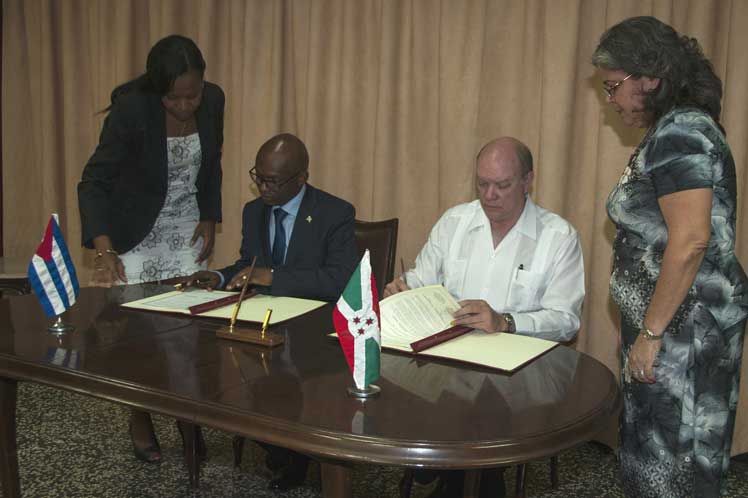 Representantes de Cuba y Burundi