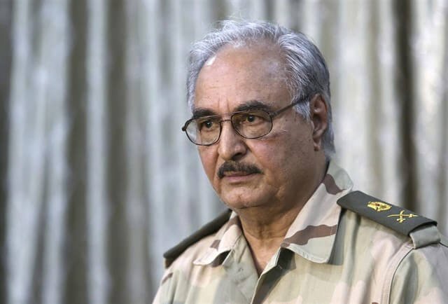Haftar pide a sus oficiales y soldados que se preparen para una ofensiva contra Trípoli
