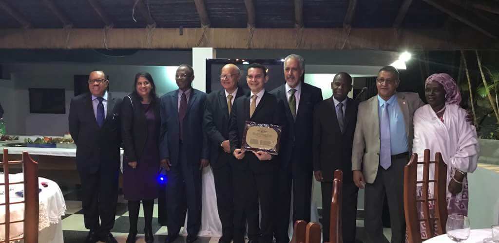 El Profesor Reinaldo Bolívar junto a los embajadores africanos