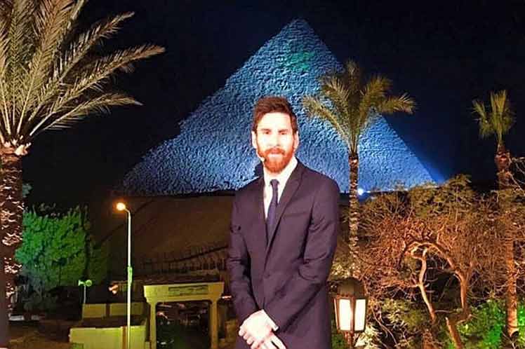 Lionel Messi junto a las piramides en Egipto