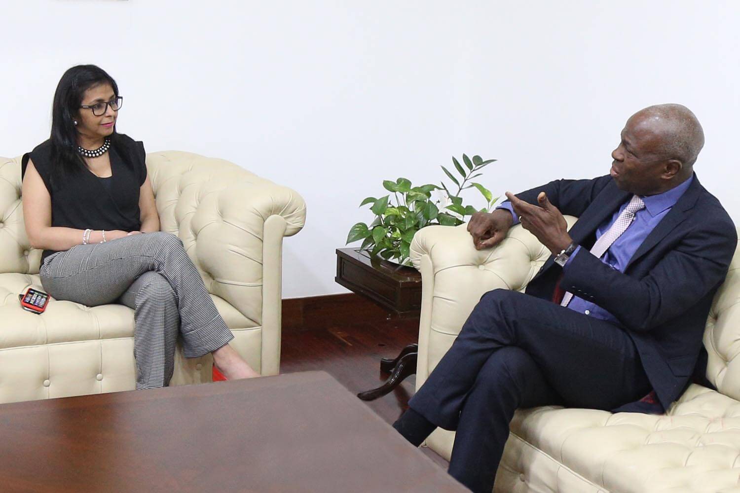 La ministra del Poder Popular para Relaciones Exteriores, Delcy Rodríguez y Señor Gilbert F. Houngbo, candidato de la República Togolesa al puesto de presidente del Fondo Internacional de Desarrollo Agrícola (FIDA)