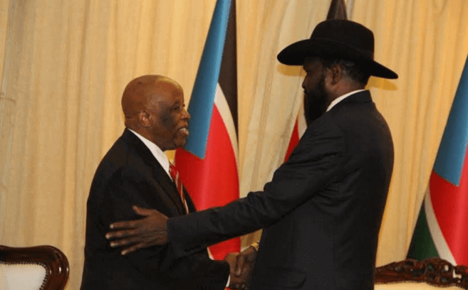 El presidente de la Comisión Conjunta de Seguimiento y Evaluación Festus Mogae y el líder sursudanés Salva Kiir