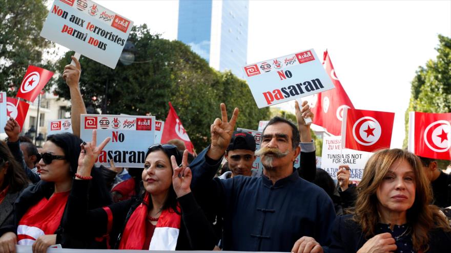Manifestantes tunecinos protestan contra el regreso de los terroristas a Túnez