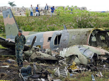 Un piloto y tres civiles murieron tras el desplome, ocurrido en la ciudad de Derna