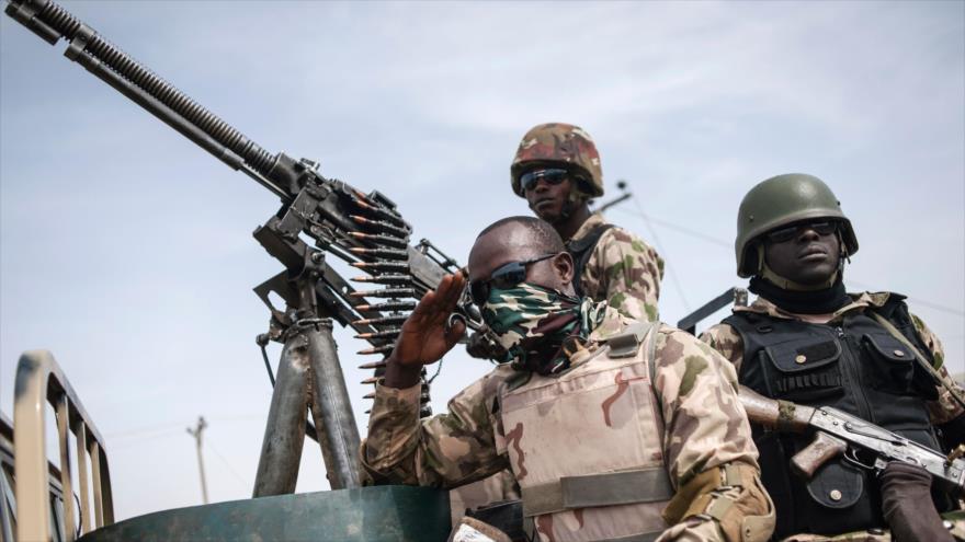 Tres soldados del Ejército nigeriano en el estado nororiental de Borno, Nigeria, 25 de marzo de 2016.