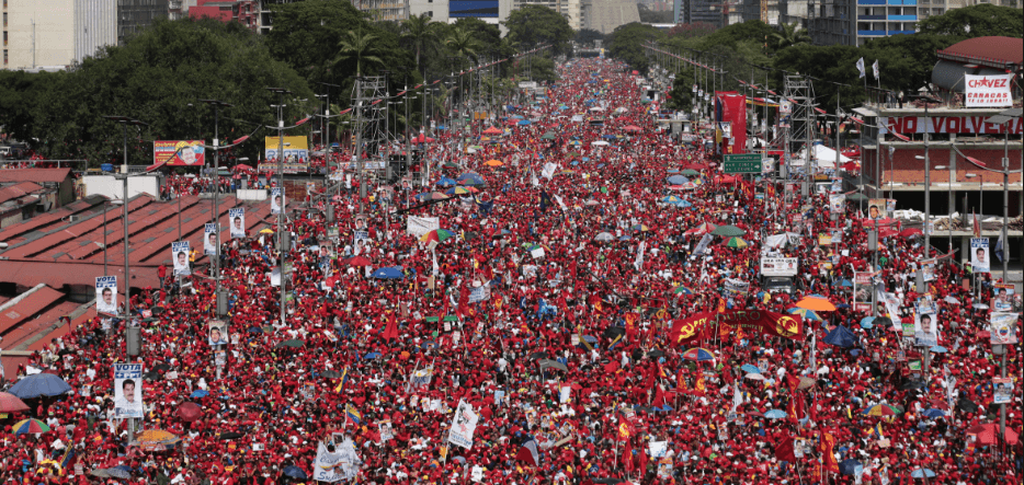 Marea roja desborda la Avenida Bolívar