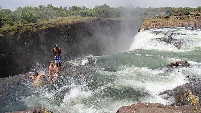 Piscina del diablo - Esta curiosa atracción natural se encuentra entre Zambia y Zimbabue