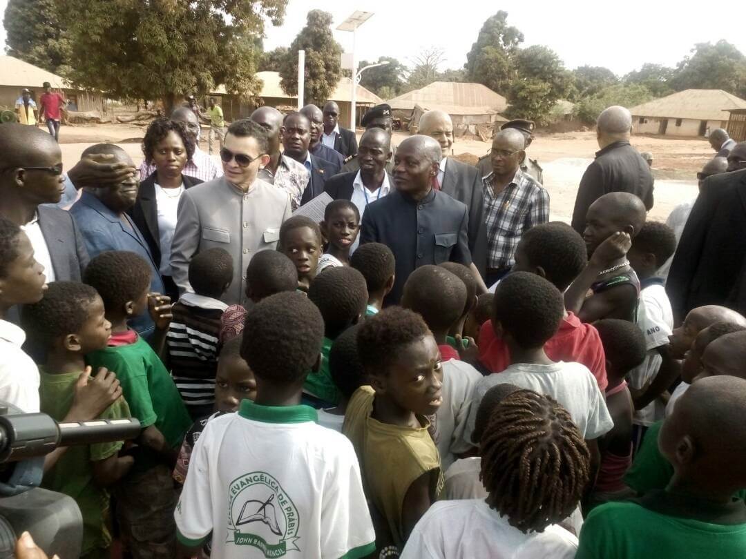 El Viceministro para África, Reinaldo Bolívar y con el  Presidente de la República de Guinea Bissau, José Mario Vaz de la mano con los niños de la población de Prabis en la Inauguración de Escuela Hugo Chávez en Guinea Bissau 
