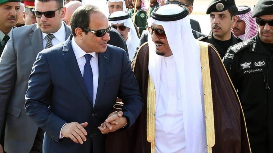 El rey de Arabia Saudí, Salman bin Abdulaziz (dercha) y el presidente de Egipto, Abdel Fatah al-Sisi, en El Cairo