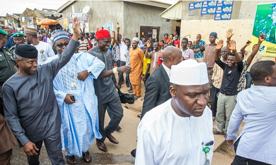  presidente en funciones Yemi Osibanjo, saludando al pueblo