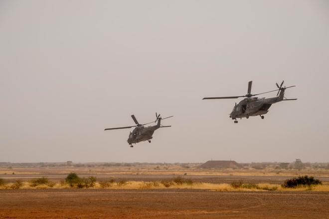 Dos helicópteros de transporte pilotados por soldados alemanes despegan del aeropuerto de Gao, en Mali. 