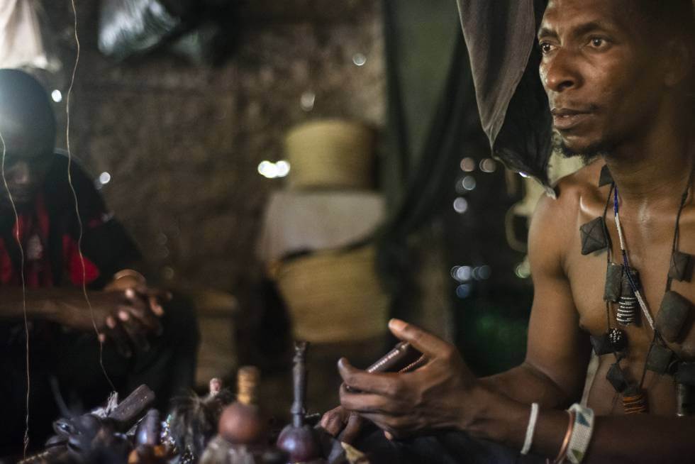 Un curandero de la región de Morogo, en Tanzania