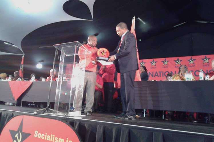  Médicos cubanos recibiendo reconocimiento