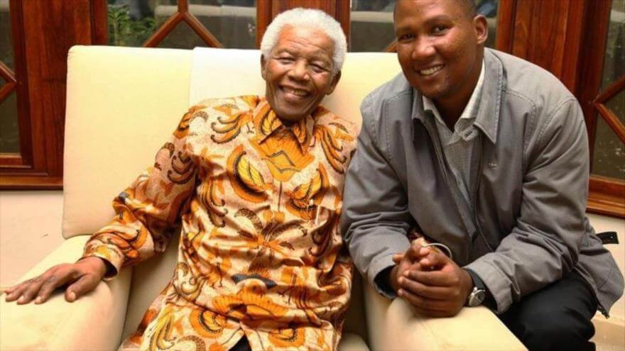 Mandla Mandela y su abuelo Nelson Mandela