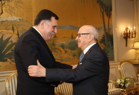 El presidente de Túnez Beji Caid Essebsi y Fayez al Serraj jefe del Gobierno libio