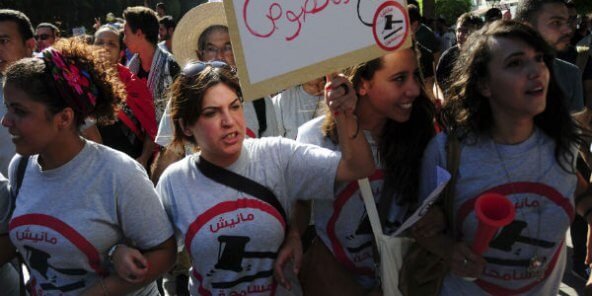 Un grupo de mujeres jóvenes se manifiesta en las calles de la capital tunecina.