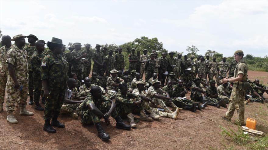 Un instructor militar británico habla con soldados nigerianos en un cuartel en Jaji, estado de Kaduna, centro-norte de Nigeria, 5 de octubre de 2017.