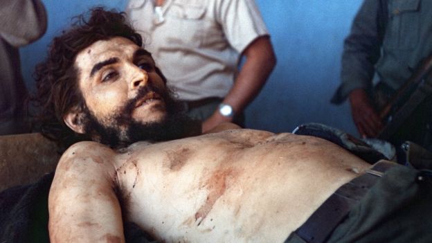 ADVERTENCIA: la imagen de cadáver del Che Guevara puede herir su sensibilidad. Por ser una foto icónica y tan difundida, BBC Mundo la reproduce con motivo de los 50 años de su muerte | GETTY IMAGES