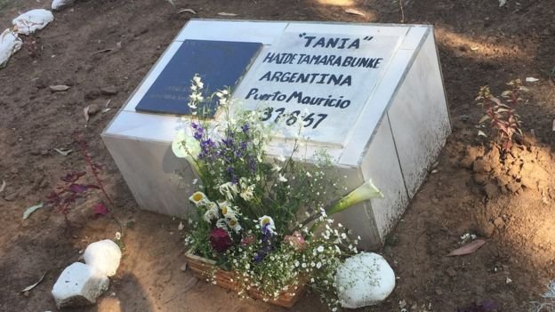 "Tania" tiene una tumba simbólica en las afueras de Vallegrande, donde encontraron su cuerpo | Luis Velasco- BBC Mundo