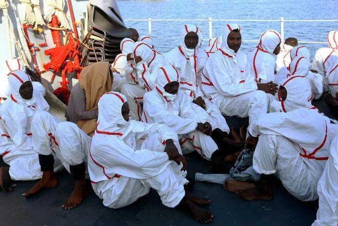 Un grupo de inmigrantes rescatados, a bordo 