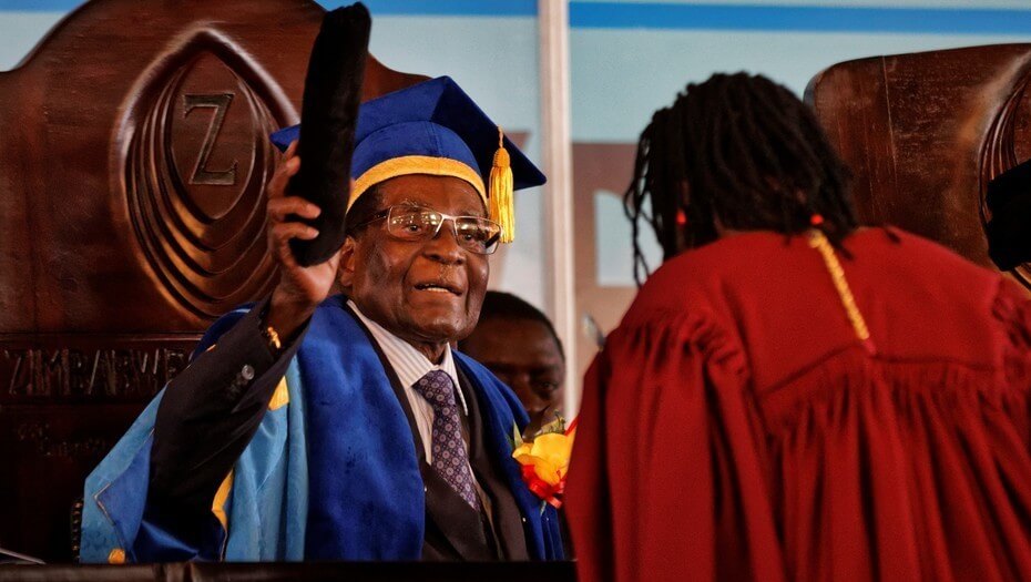 Presidente Mugabe en graduación en la Universidad Abierta de Simbabwe