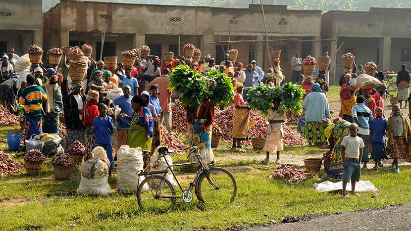 Utilizar o vender bolsas y envases de plástico es un delito en Ruanda