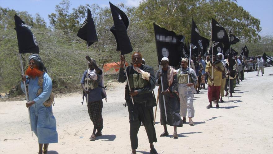 Los combatientes del grupo terrorista Al-Shabab, llevan las banderas de la banda takfirí EIIL (Daesh, en árabe)