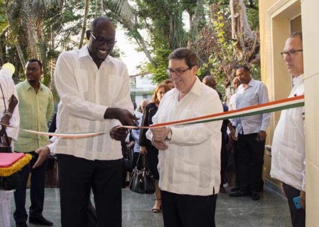 El ministro de Relaciones Exteriores, Bruno Rodríguez Parrilla, inaugura la Embajada de Níger en Cuba junto a el canciller de ese país, Ibrahim Yacoubou.