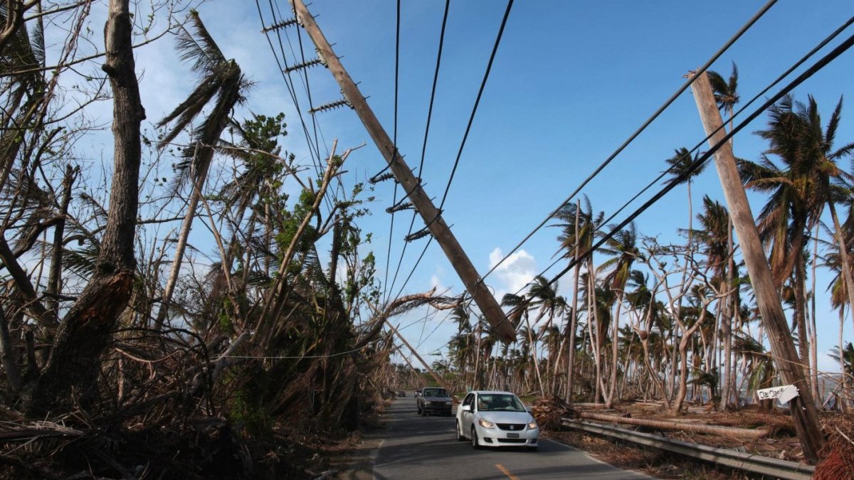 A casi dos meses del paso del huracán María, la isla sigue a oscuras