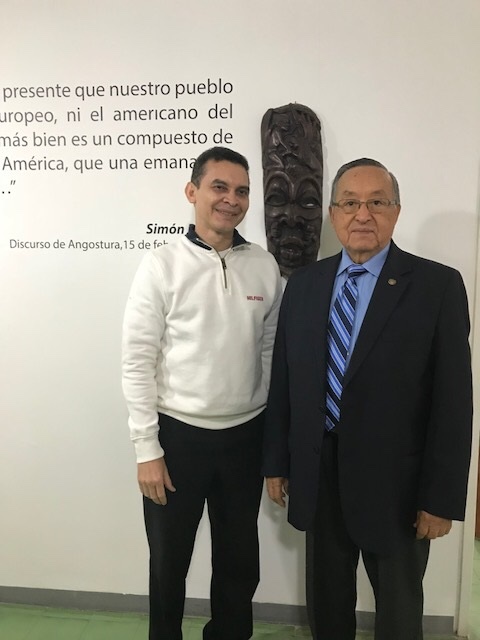 El profesor y Presidente del CSAAC Reinaldo Bolívar con el embajador de El Salvador Domingo Santacruz