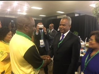 Constituyente del PSUV Modesto Ruiz saludando a Cyril Ramaphosa Presidente de la ANC