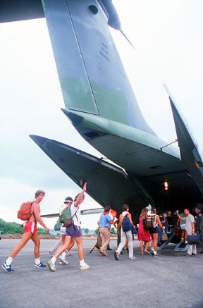 Estudiantes estadounidenses evacuados ante la invasión