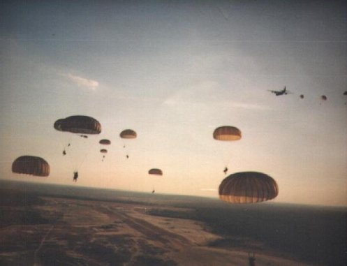 Rangers de EE.UU saltan en paracaidas sobre Granada durante la invasión