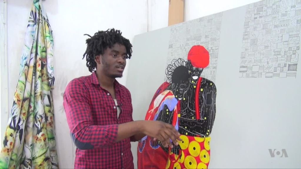 Eddy Kamuanga llunga junto a una de sus extraordinarias obras