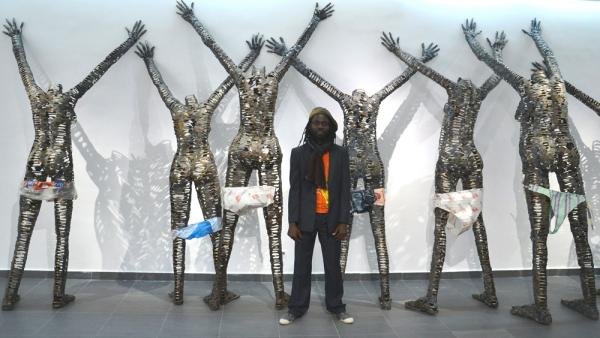 Freddy Tsimba junto a sus esculturas