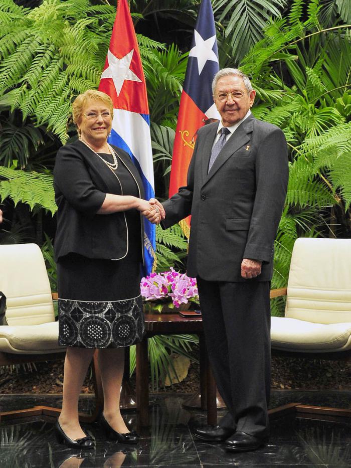 Raul Castro y Michelle Bachelet