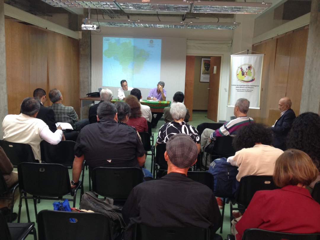 Coloquio en el Centro de Saberes