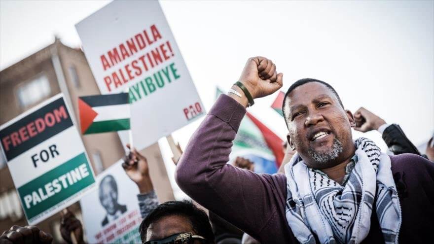 Mandla Mandela el nieto del revolucionario sudafricano Nelson Mandela en una manifestación pro Palestina en Durban
