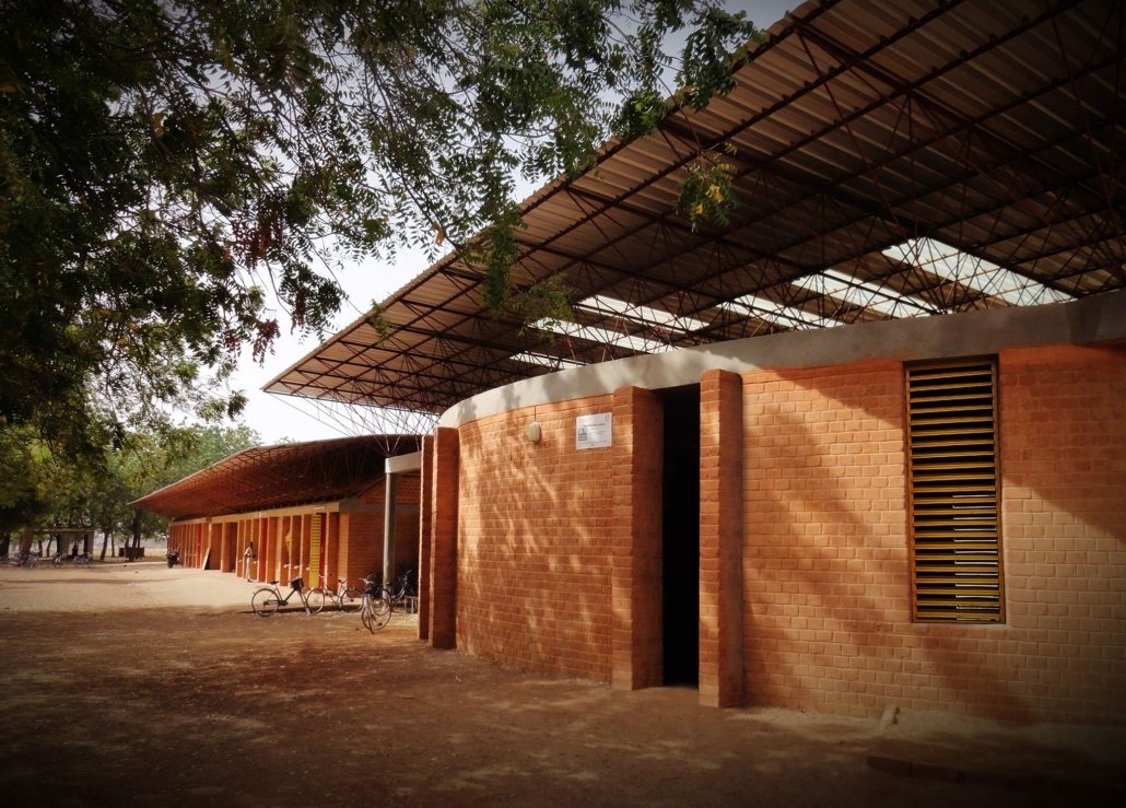 Biblioteca Escolar de Gando diseñada por Francis Kéré Imagen cortesía de Kéré Architecture