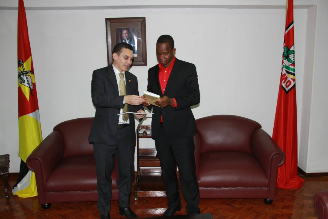 Acto de suscripción del acuerdo con el FRELIMO