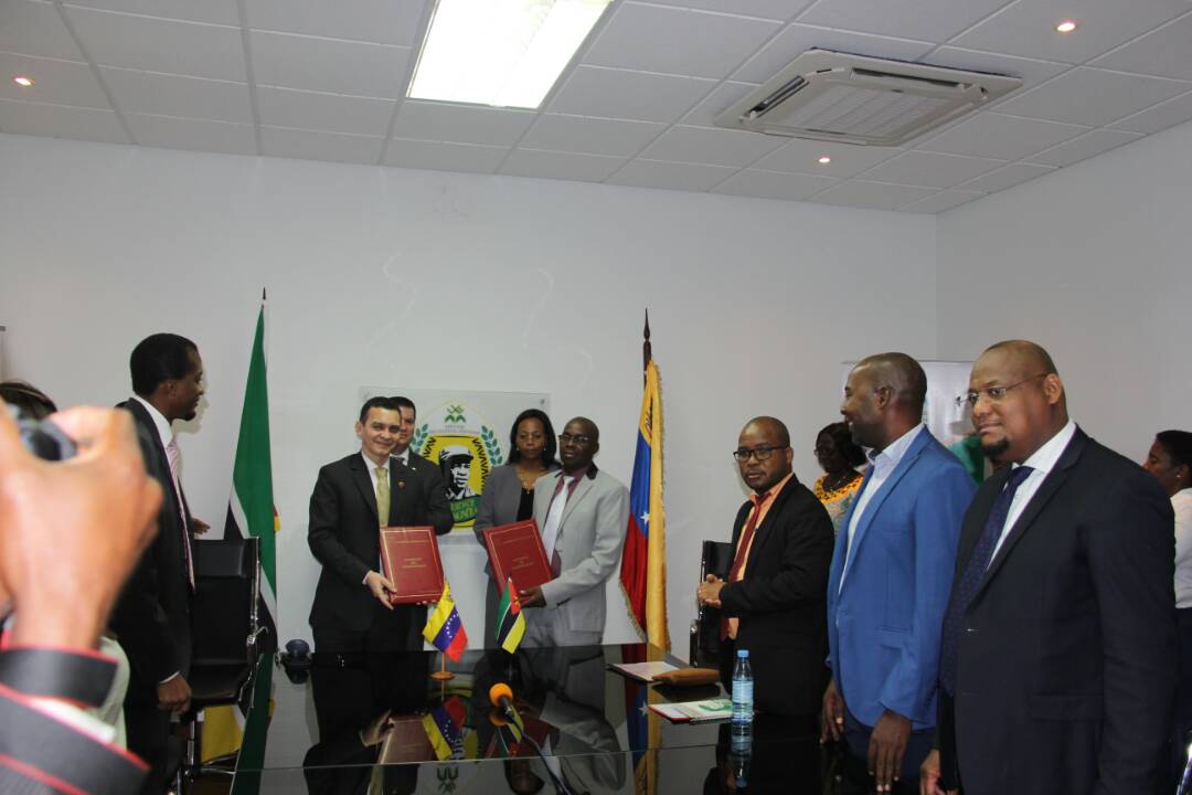 Autoridades en la Universidad Eduardo Mondlane