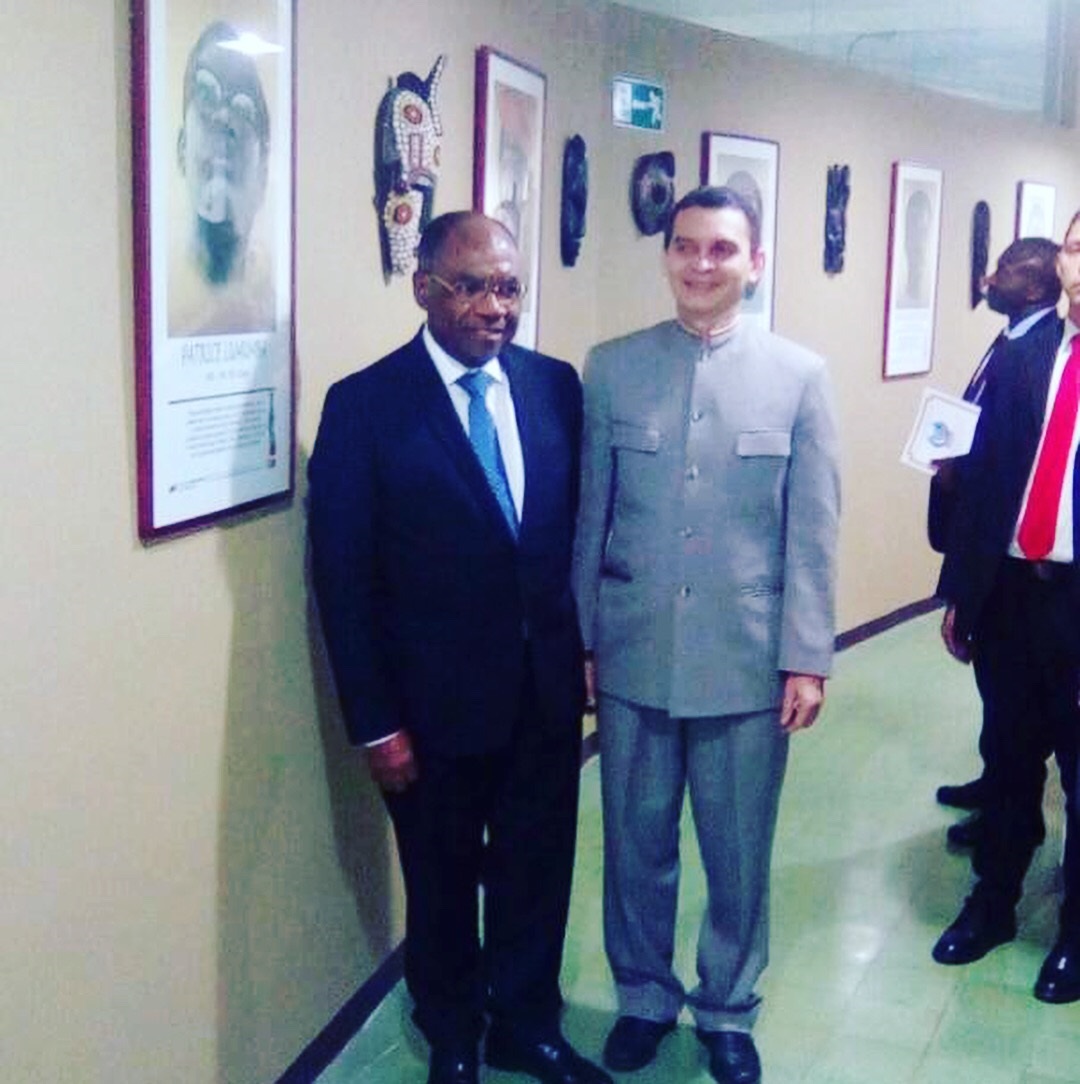 El Canciller de la RDC y Reinaldo  Bolívar junto al cuadro de Lumumba